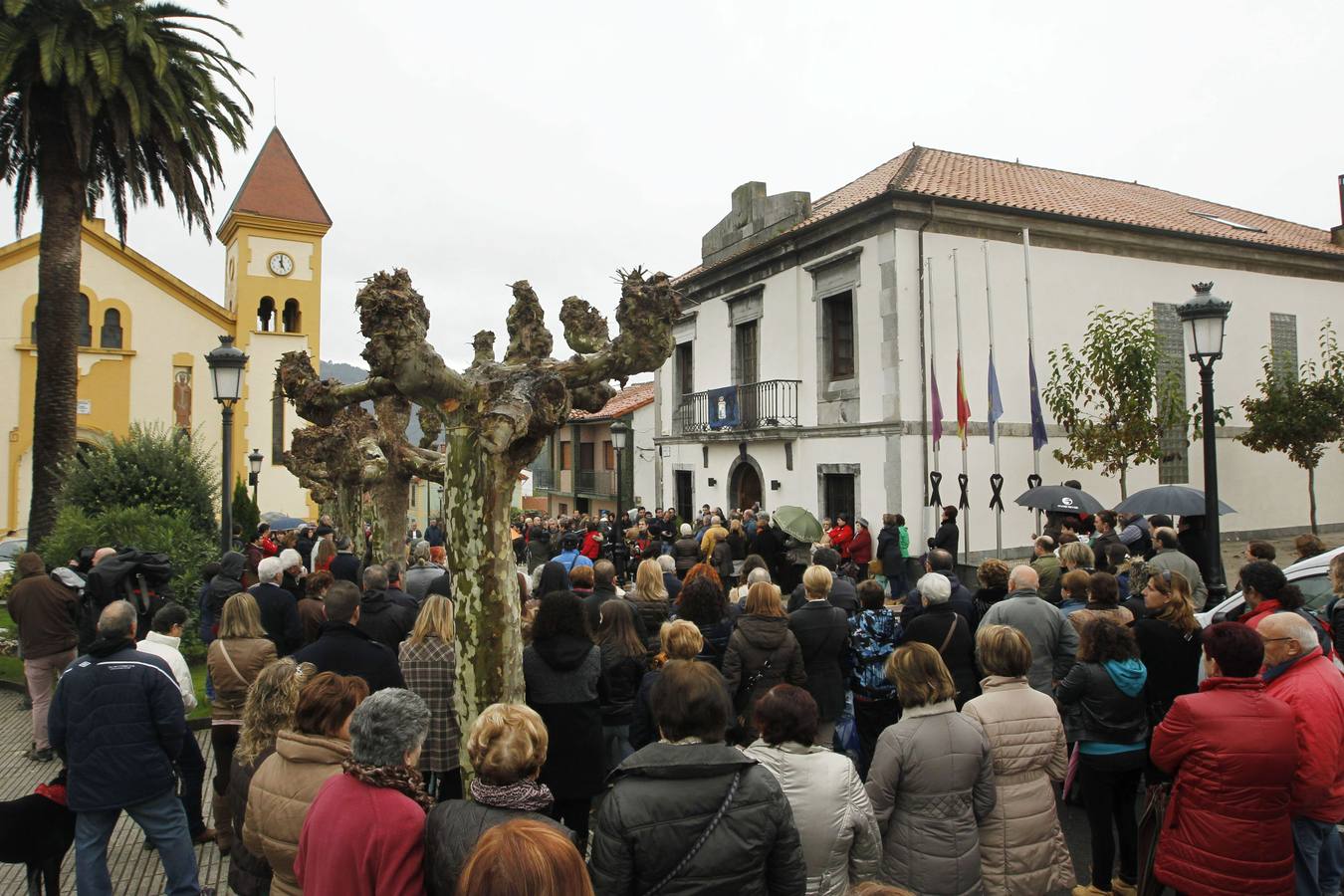 Concentración de repulsa por el asesinato de las dos niñas en Asturias