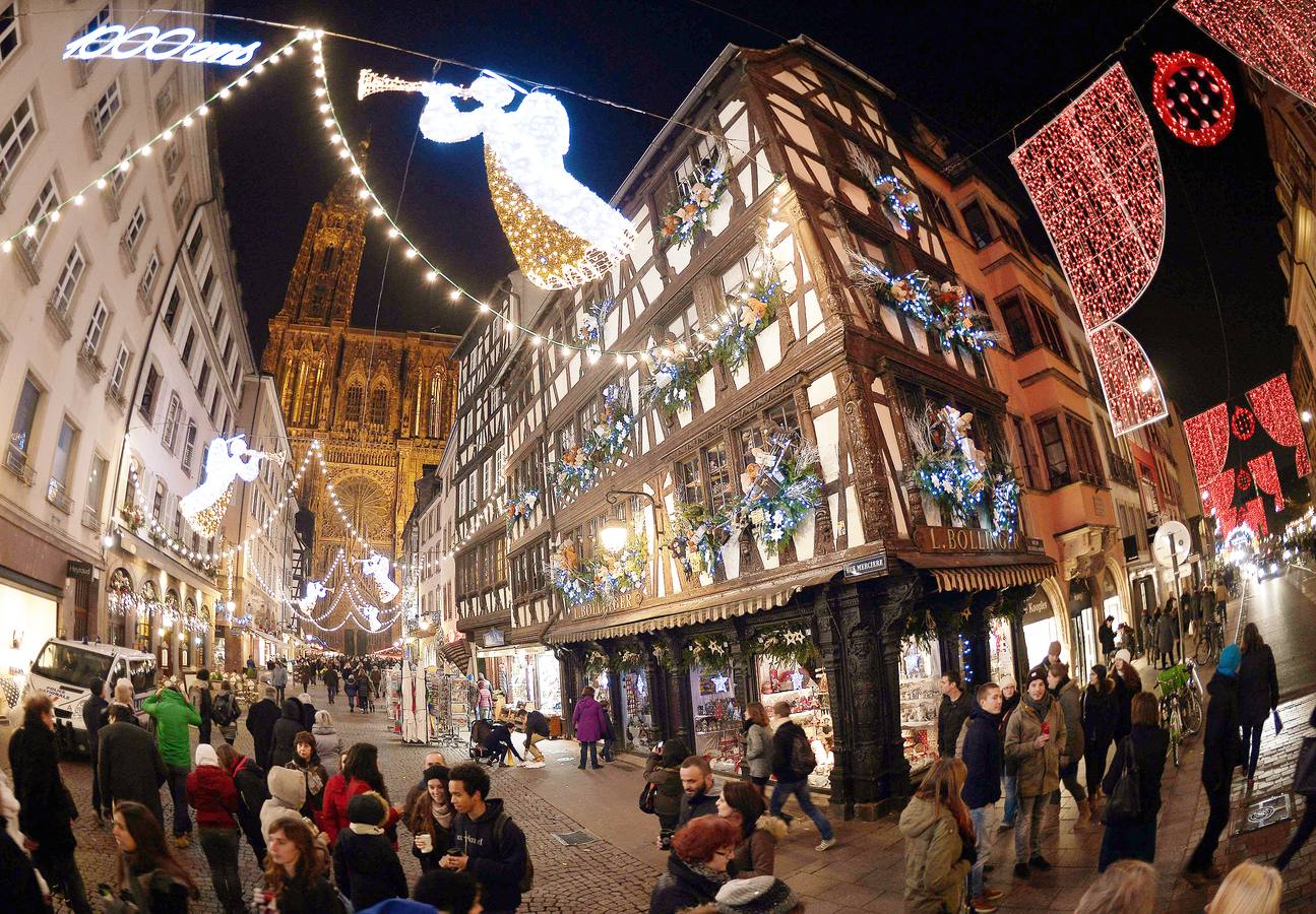 El gran y antiguo mercadillo de Estrasburgo. Las luces de Navidad decoran las calles de Estrasburgo, al este de Francia, en noviembre de 2014, justo el día en el que se abre el mercadillo de la ciudad para estas fiestas. El de Estrasburgo es el mercadillo navideño más grande y uno de los más antiguos de el país galo. Cuenta con más de 300 'stands' que son visitados por más de dos millones de personas.