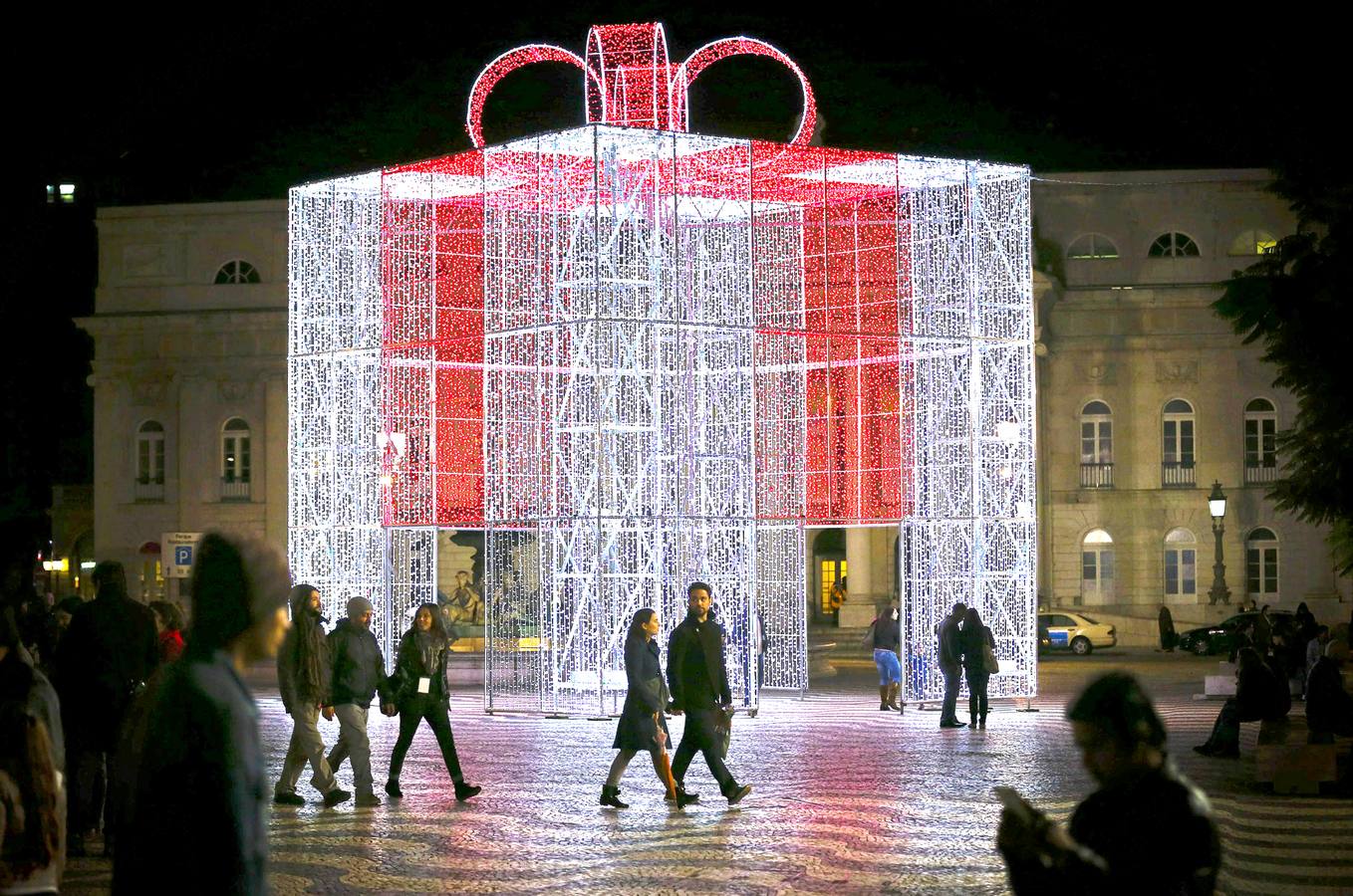 Figuras en Lisboa. Grupos de amigos y parejas pasean alrededor de las decoraciones iluminadas en Lisboa, Portugal, el 28 de noviembre.