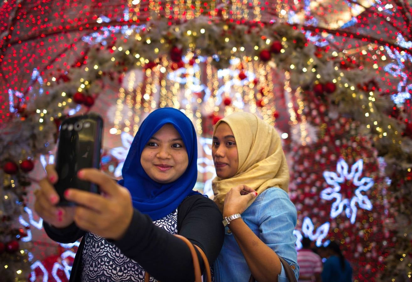 Autorretrato en Malasia. Dos mujeres se toman un 'selfie' enfrente de la decoración navideña de un centro comercial en Kuala Lumpur el 29 de noviembre.