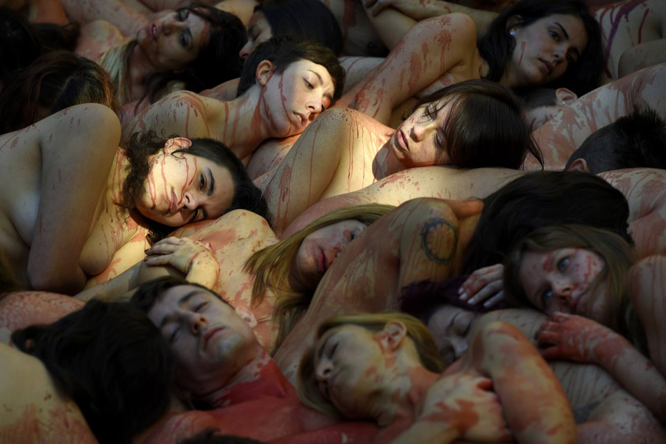 Desnudos contra el uso de pieles de animales