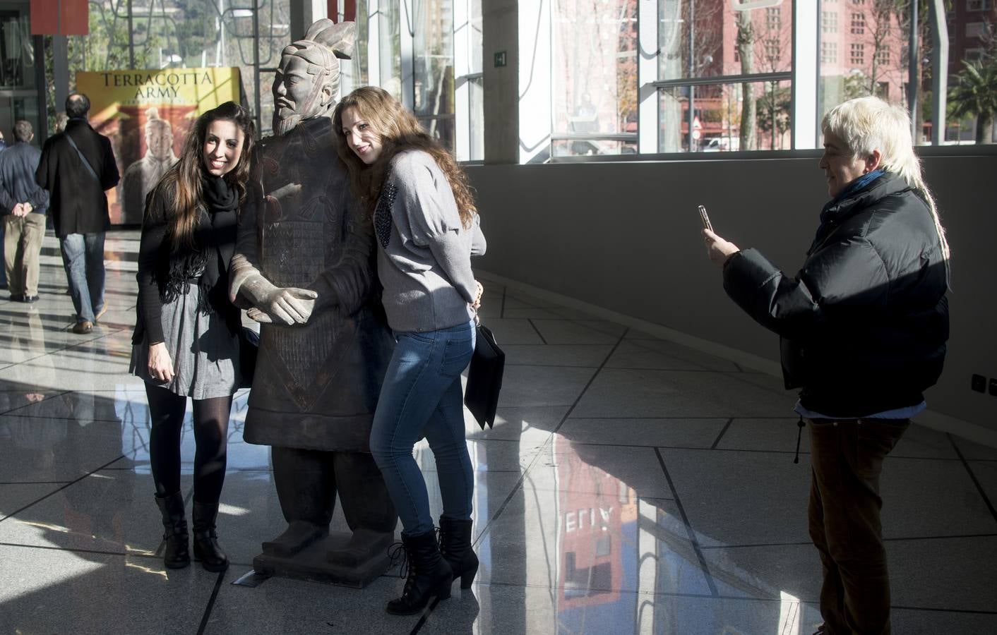 Grandes colas para ver los guerreros de Xian en el Euskalduna