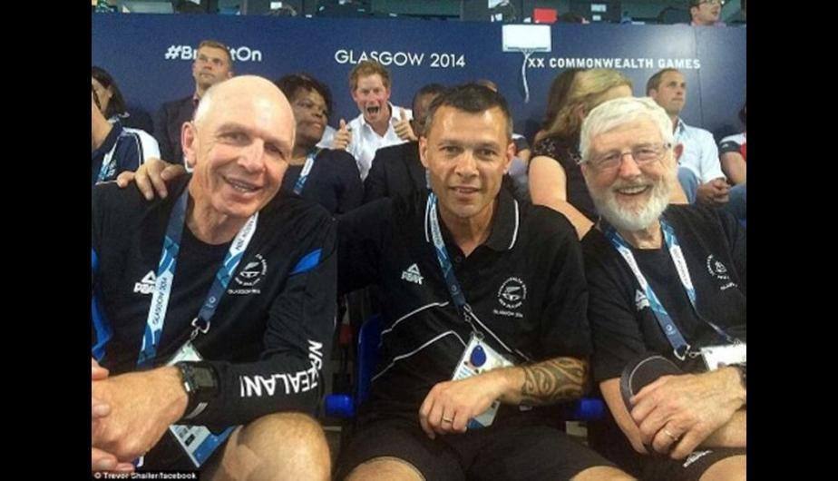 El príncipe Harry colándose en la foto de un grupo de atletas.