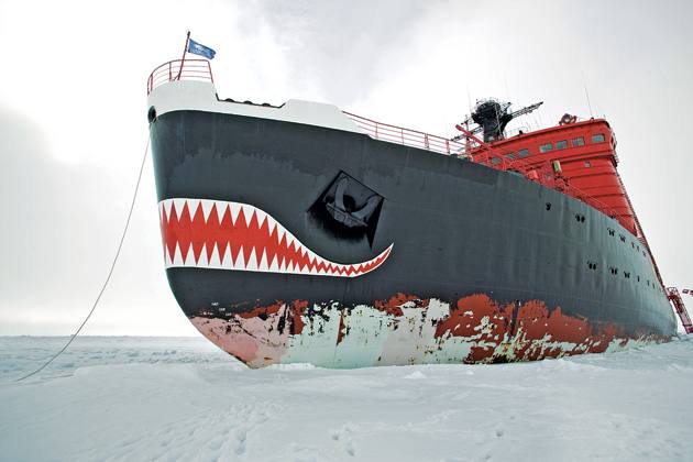 El rompehielos atómico ruso ‘Yamal’ acentúa su imagen de coloso de los mares con unas enormes fauces pintadas en su proa.