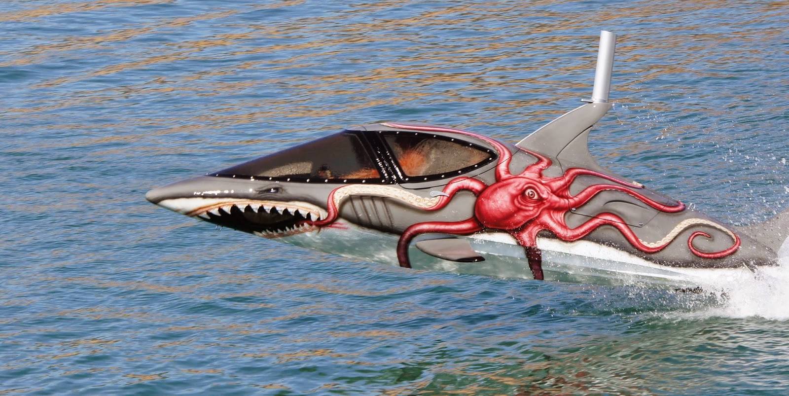 Un esmerado trabajo gráfico ha convertido esta lancha rápida en un agresivo tiburón.