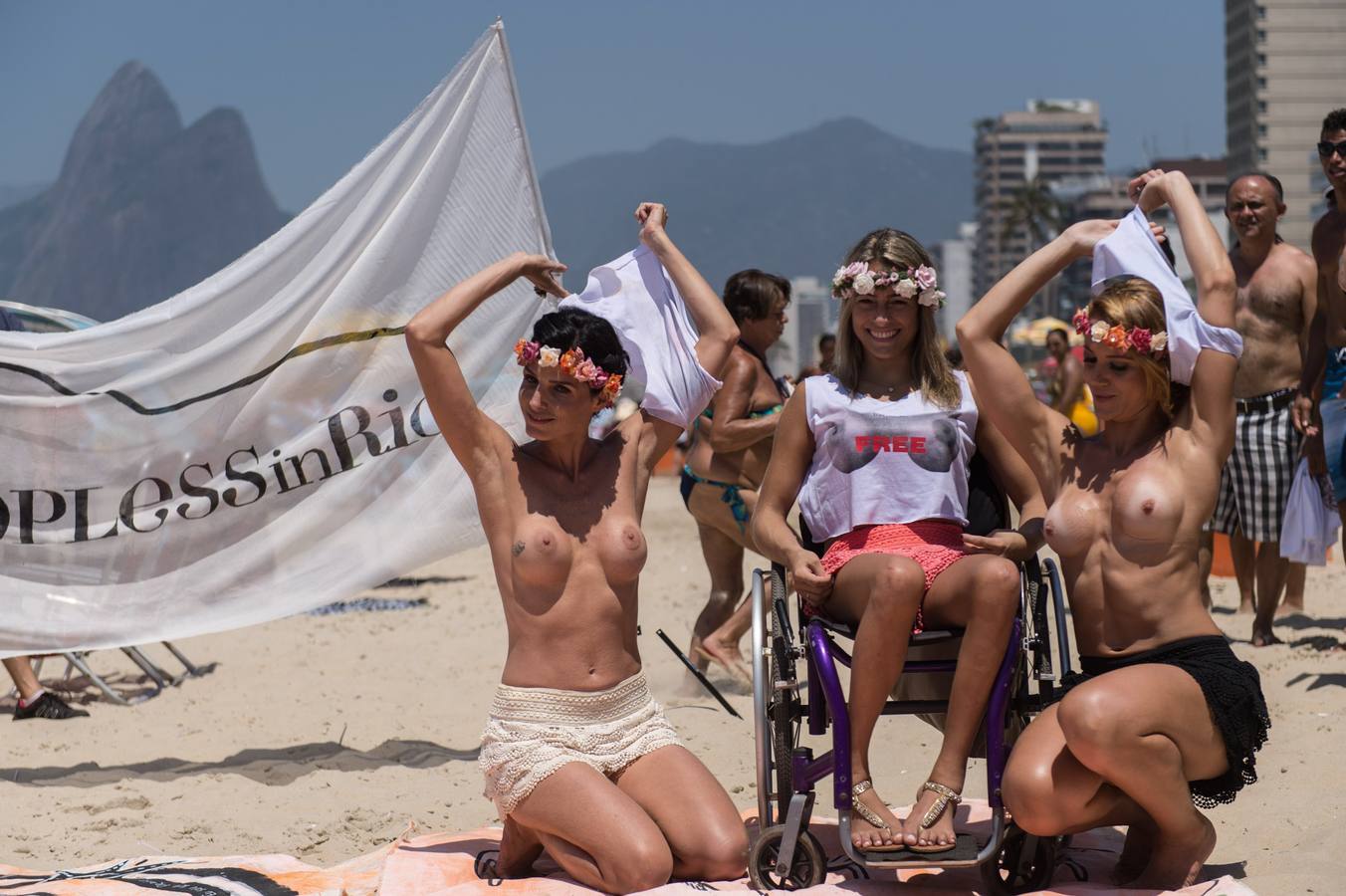 Protesta contra la prohibición del topless en Brasil