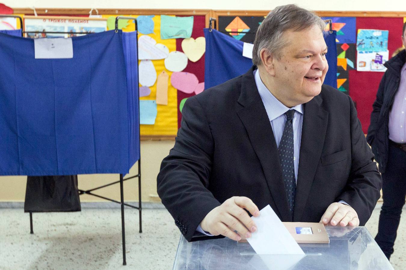 El líder del partido socialista PASOK Evangelos Venizelos vota en Tesalónica.