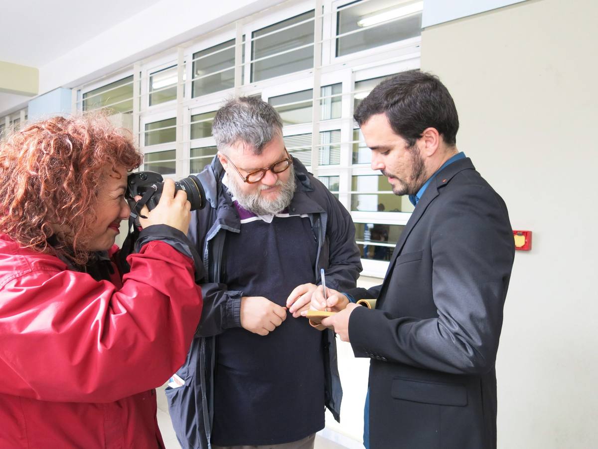 El diputado de IU y candidato a la Presidencia del Gobierno, Alberto Garzón (d), ha visitado esta mañana un colegio electoral en el barrio ateniense de Ejarjia.