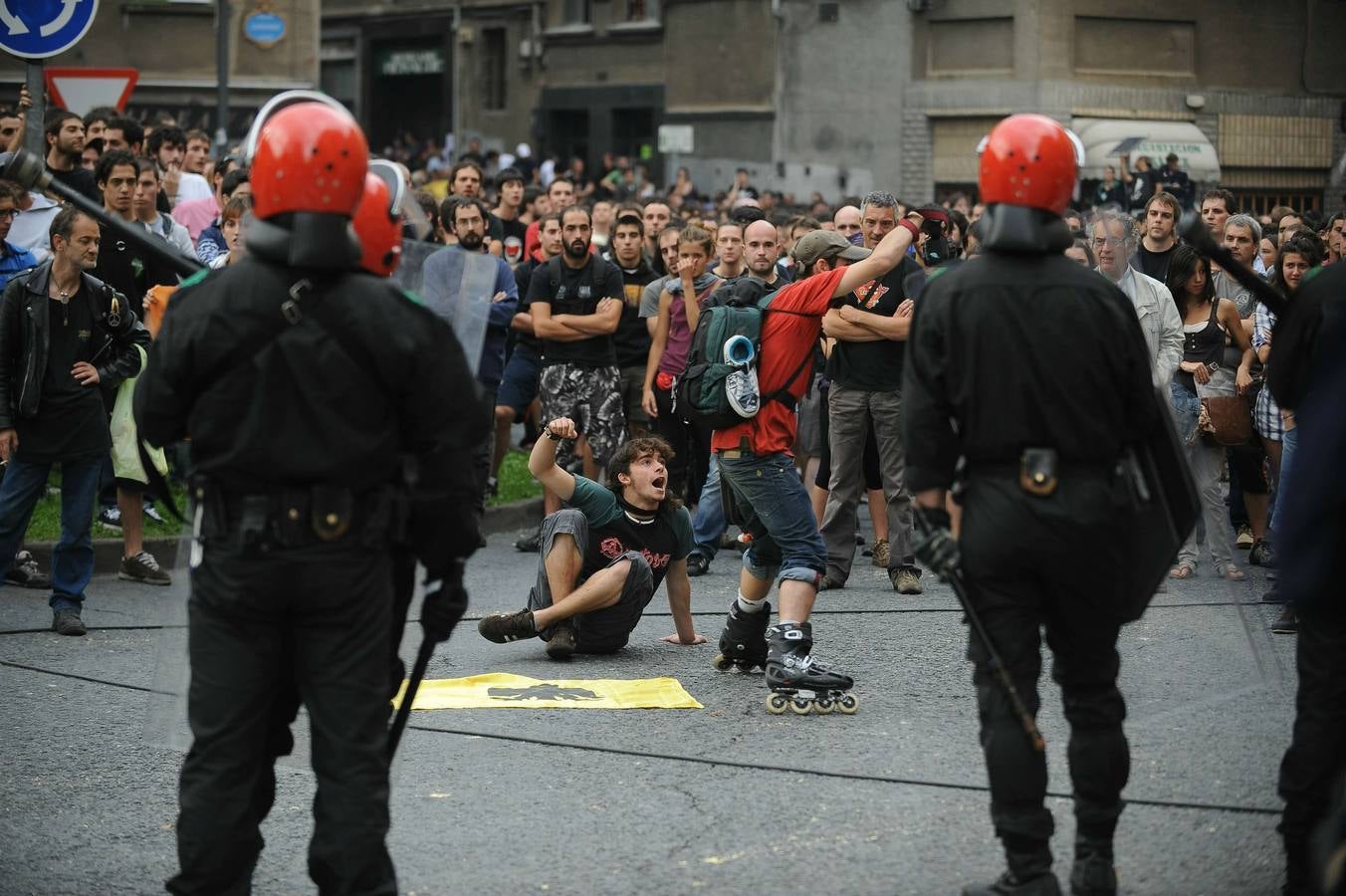 Manifestantes contra el derribo de Kukutza el 21 de septiembre de 2011.