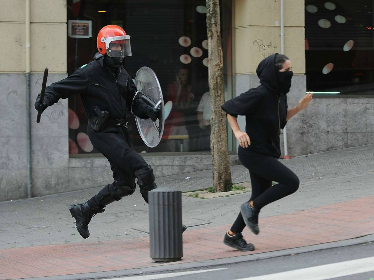 Incidentes entre Ertzaintza y manifestantes tras las protestas por la orden de derribo de Kukutza.