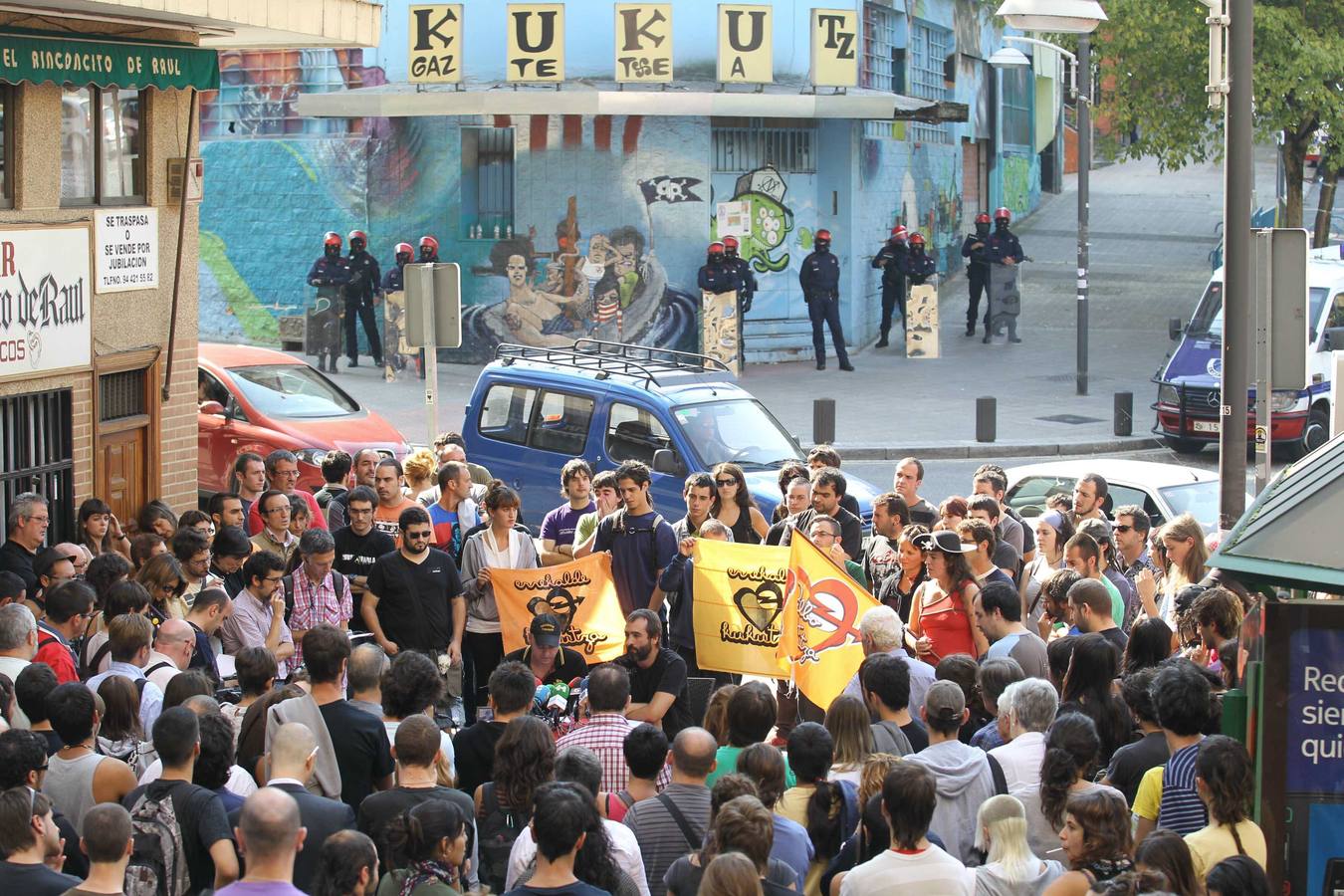 Manifestantes frente al gaztetze de Kukutza en septiembre de 2011.