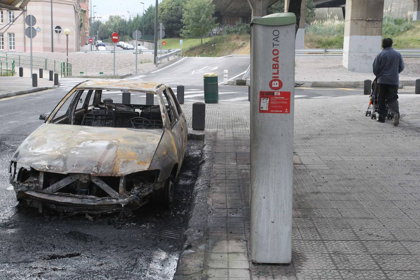 Un coche calcinado tras los incidentes.