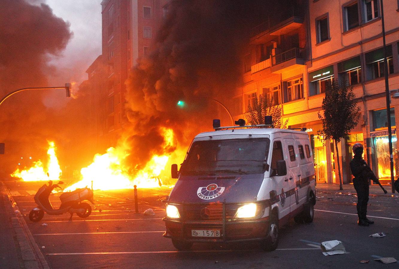 Fuego en las calles de Bilbao tras el incendio de varios contenedores durante las protestas por el derribo de Kukutza.