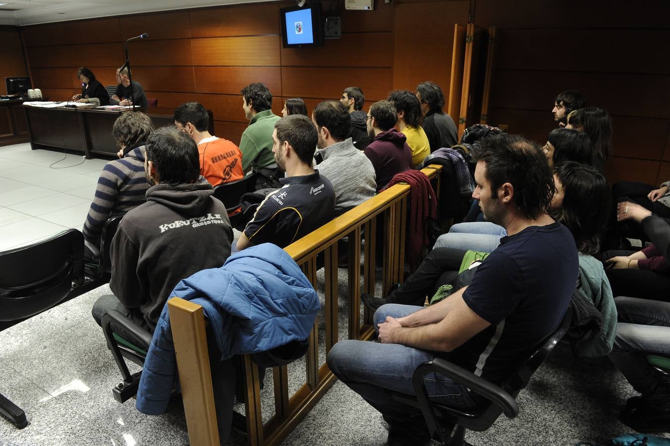 Este miércoles ha comenzado el juicio contra veintitrés jóvenes acusado de usurpar el inmueble de Rekalde, cuyo desalojo estuvo plagado de los incidentes que se pueden ver en la imágenes anteriores.