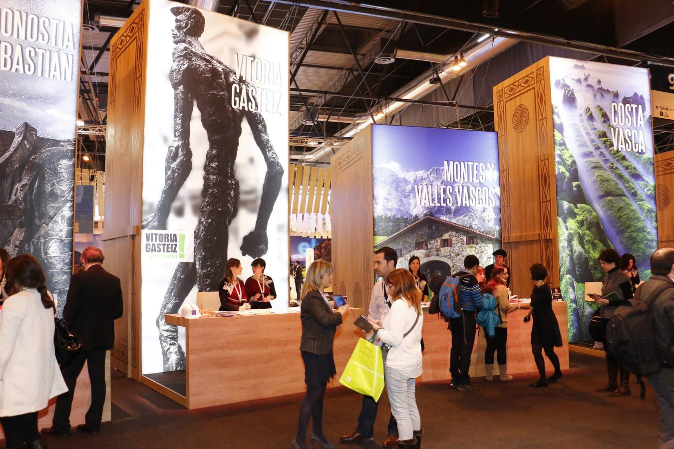 Vitoria entrega en FITUR el título de capitalidad gastronómica a Cáceres