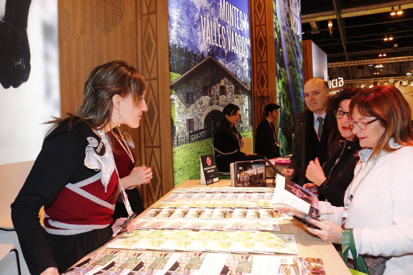 Vitoria entrega en FITUR el título de capitalidad gastronómica a Cáceres