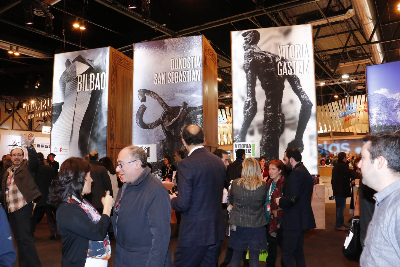 Vitoria entrega en FITUR el título de capitalidad gastronómica a Cáceres