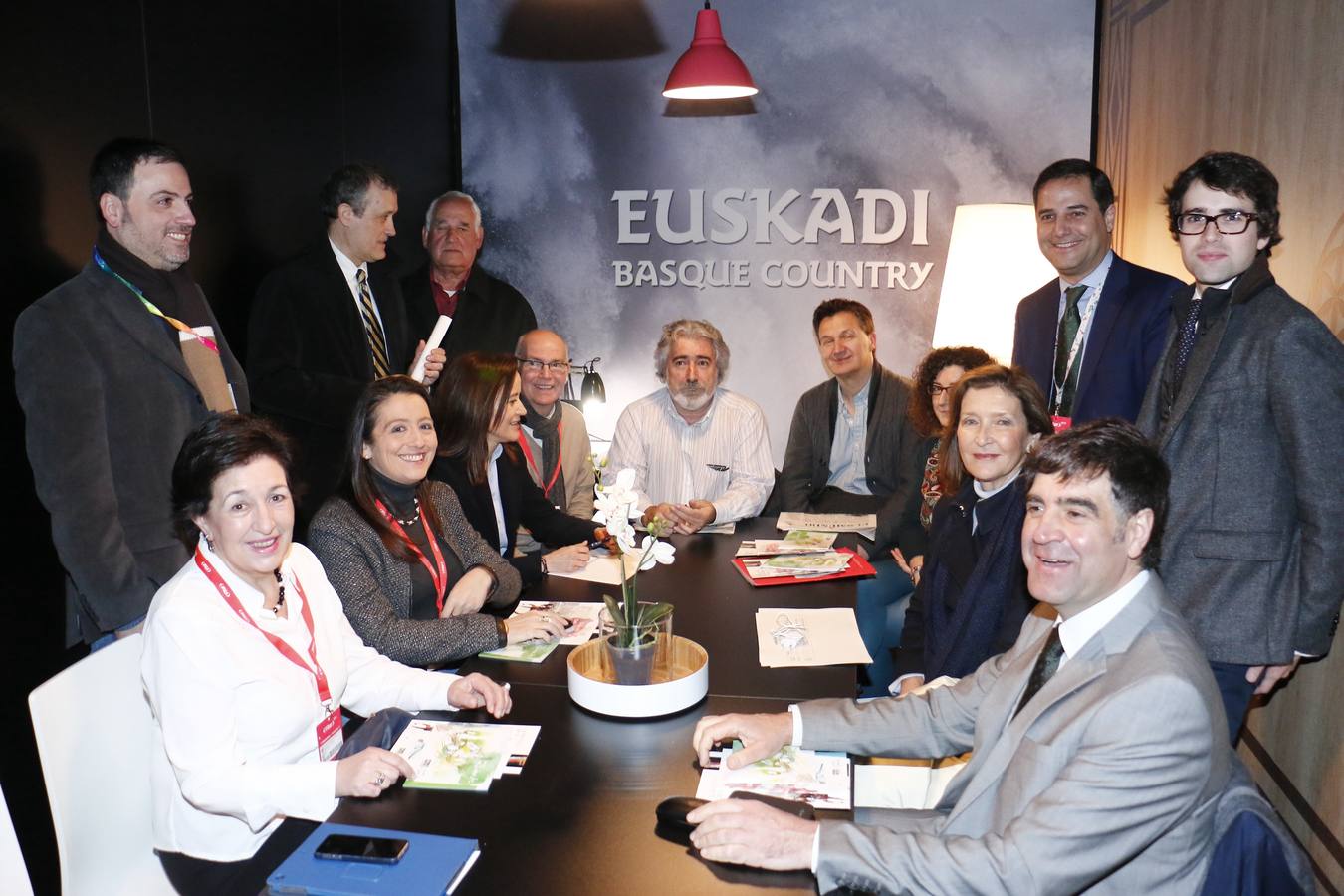 Vitoria entrega en FITUR el título de capitalidad gastronómica a Cáceres