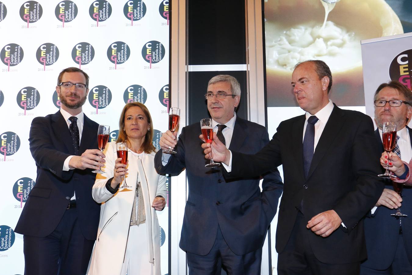 Vitoria entrega en FITUR el título de capitalidad gastronómica a Cáceres