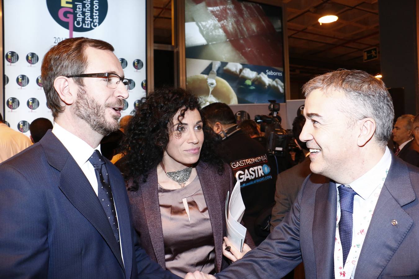 Vitoria entrega en FITUR el título de capitalidad gastronómica a Cáceres