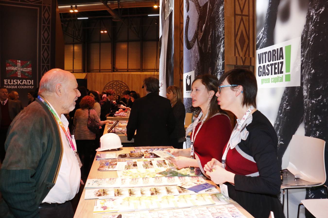 Vitoria entrega en FITUR el título de capitalidad gastronómica a Cáceres