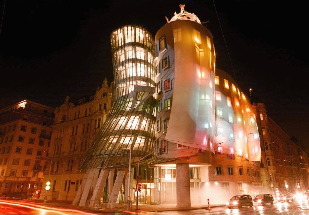 Casa Danzante, 'Fred and Ginger', Praga (República Checa). Su construcción no estuvo exenta de polémica, puesto que está enmarcado en un barrio de arquitectura gótica y 'Art Nouveau'. De hecho, su sobrenombre, 'Fred y Ginger' -en honor a la cinematográfica pareja de bailarines Fred Astaire y Ginger Rogers- iba a ser en un principio su título oficial, pero Gehry cambió de idea ante "el miedo a la importación kitsch estadounidense de Hollywood a Praga". El arquitecto checo-croata Vlado Milunić fue coautor del edificio.