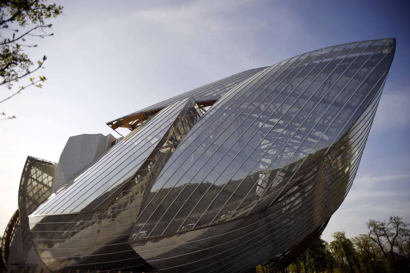 Fundación Louis Vuitton, París (Francia). Aunque lleve el título de la firma francesa, no está dedicado a la misma. Se trata de un centro sin ánimo de lucro dedicado a la promoción del arte y la cultura. Terminó de ser construido en octubre del año pasado. Para su complicado diseño se precisó de un software especializado en la industria de la aviación. La fachada está realizada con 3.584, cada uno curvado específicamente para adaptarlo al dibujo de Gehry.