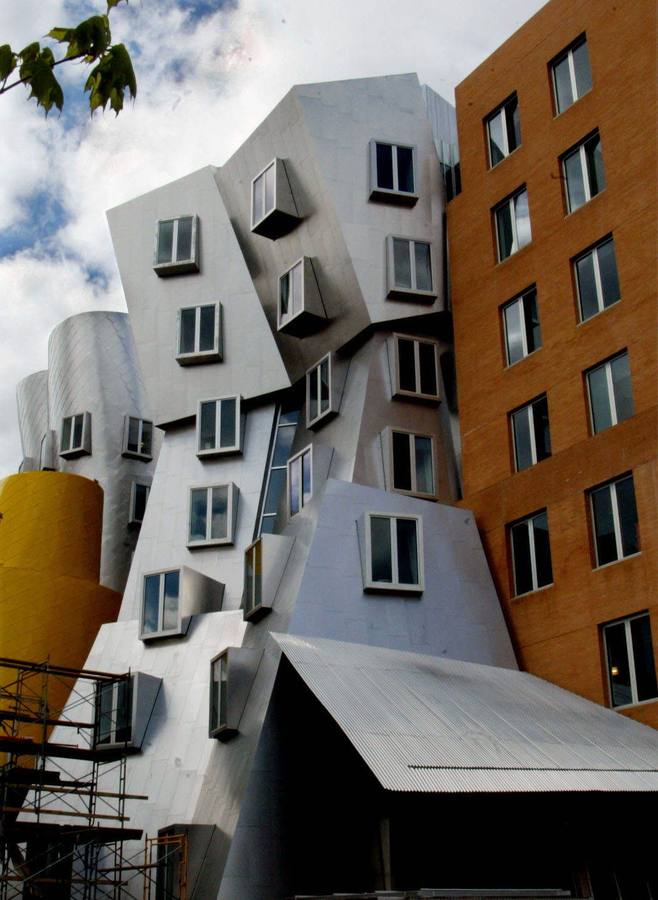 Ray and Maria Stata Center, Instituto Tecnológico de Massachusetts (EE UU). Desde 2004 este edificio de arquitectura excéntrica acoge al prestigioso Instituto Tecnológico de Massachusetts (MIT). Cuenta con 67.000 metros cuadrados. Aunque la institución se limita a nombrar a sus edificios con los números que le corresponden, este es el único al que hacen mención como el "Stata Center". La parte superior se divide en dos torres, Gates Tower y Dreyfoos Tower y en el suelo una enorme esfera de aluminio contiene otra sala. Un largo pasillo -tanto que hasta tiene nombre, Student Street- atraviesa todo el complejo.