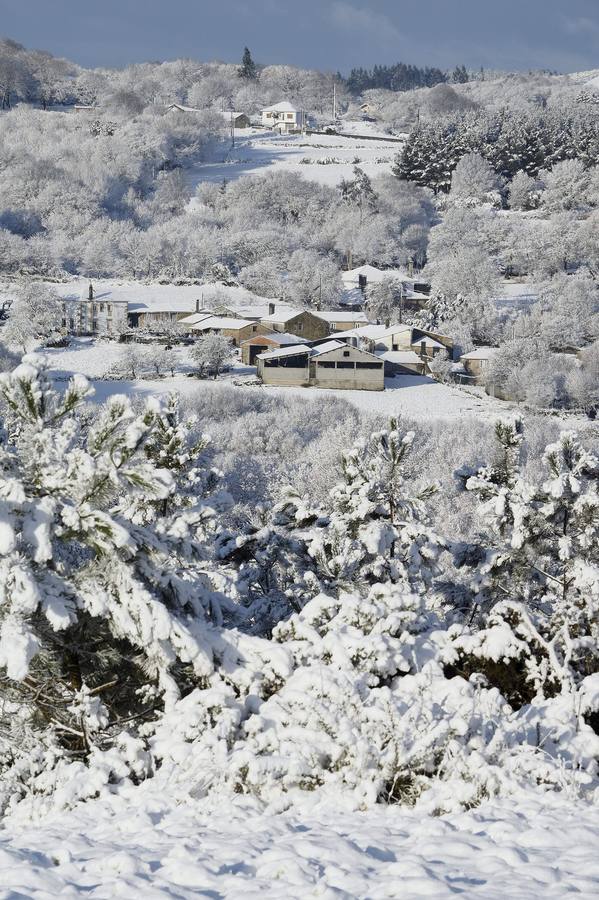 Un pueblo aislado por la nieve en Lugo. LUGO. Vista general de un pueblo en el sur de la provincia de Lugo. La nieve, que esta mañana incluso se dejó ver en la capital lucense, está complicando la circulación por la red viaria de la provincia, especialmente en las carreteras provinciales y en las autonómicas, donde es preciso el uso de cadenas en al menos tres puertos de montaña.