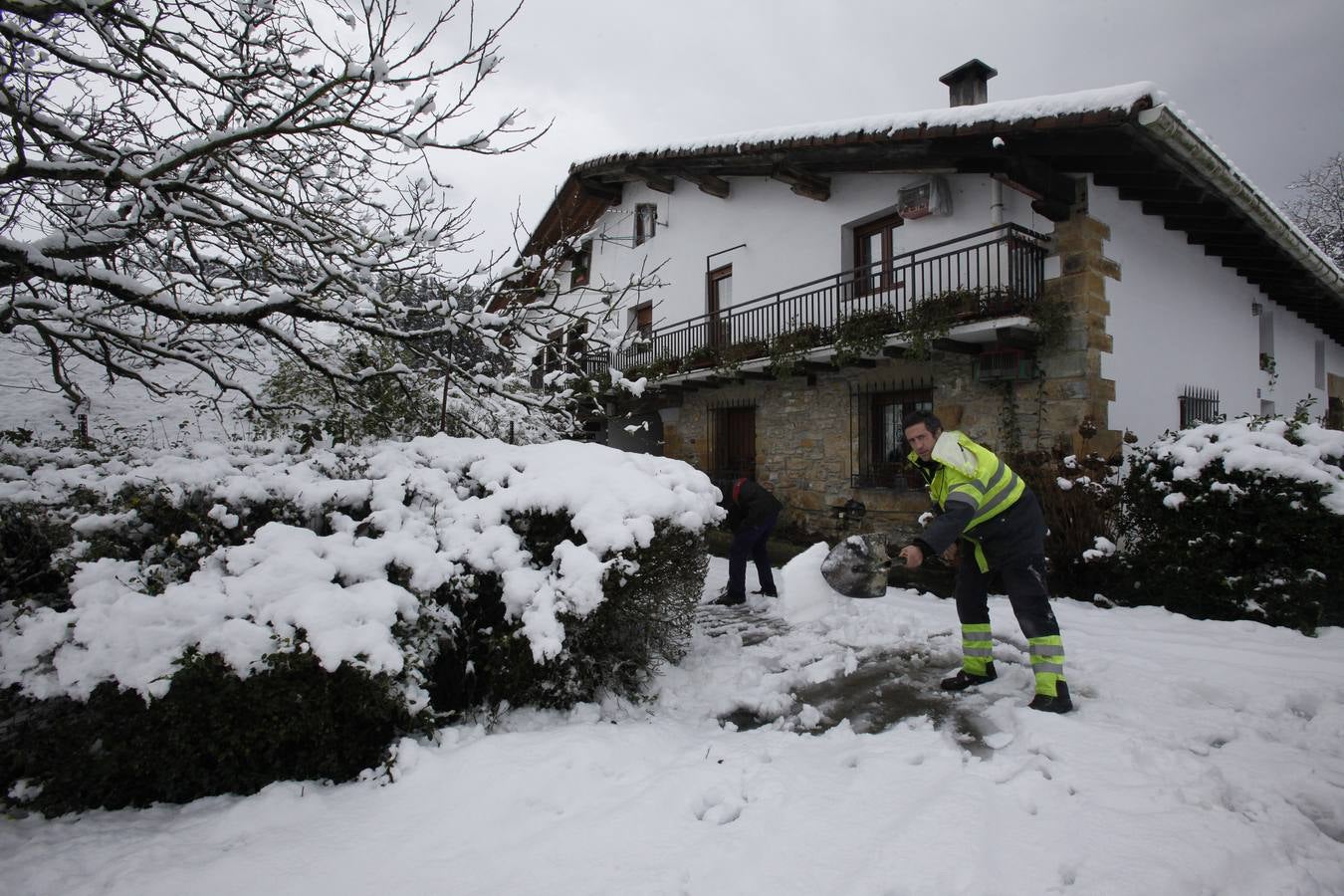 Quitan nieve de una vivienda de Muxika.. 