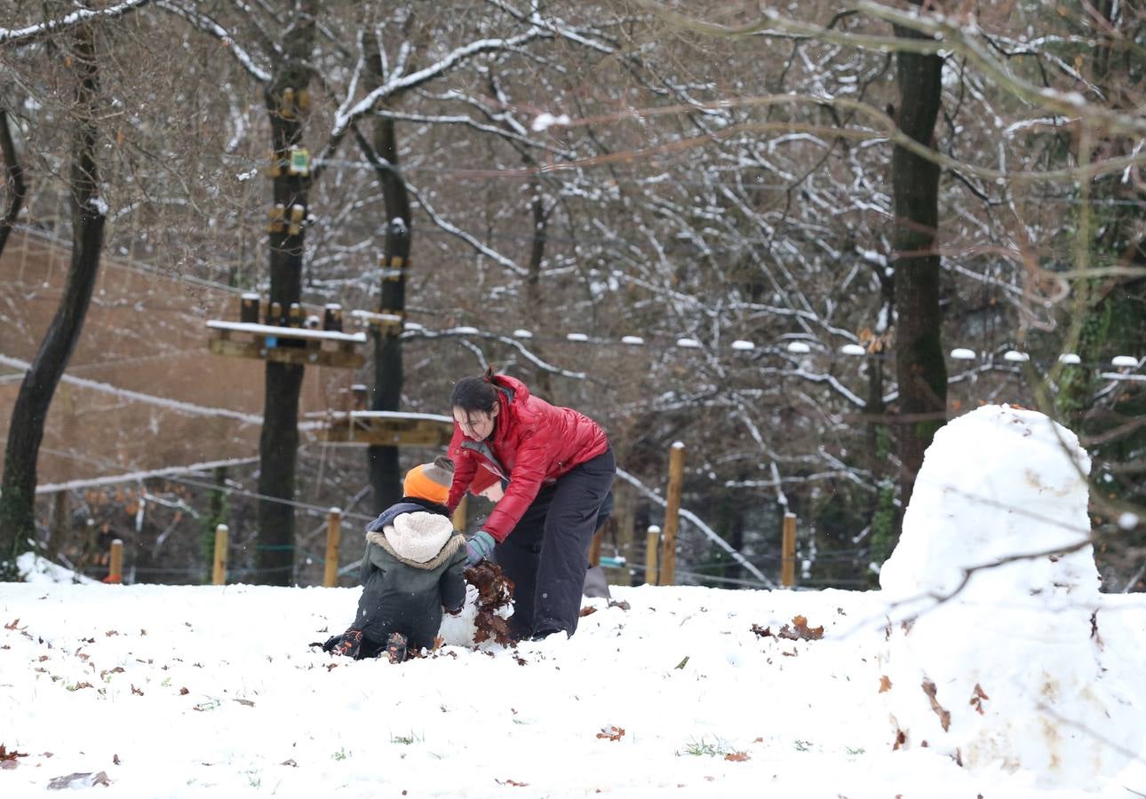 Un niño hace un muñeco de nieve en Arkalanda.. 