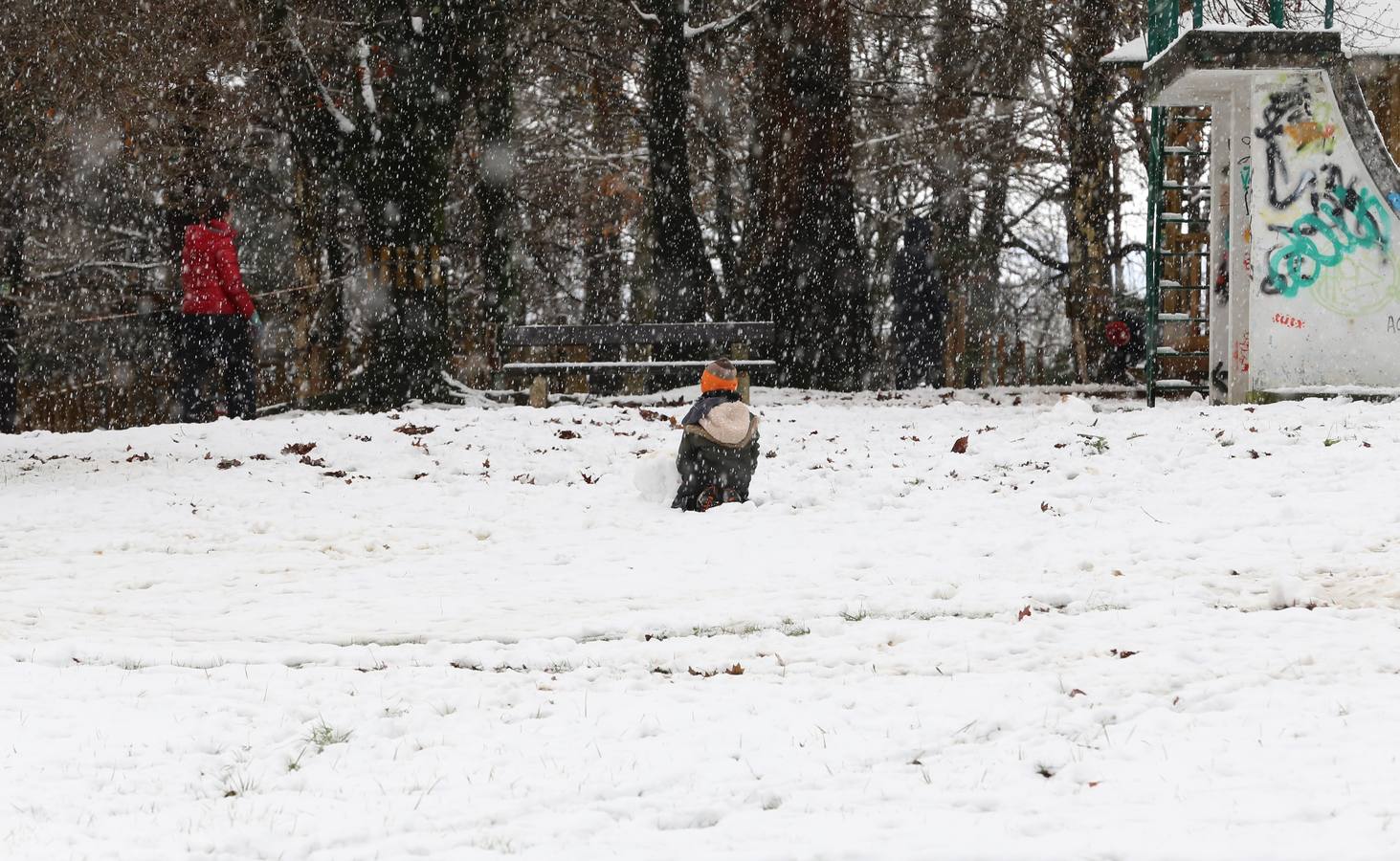 Un niño juega con la nieve en Arkalanda.. 