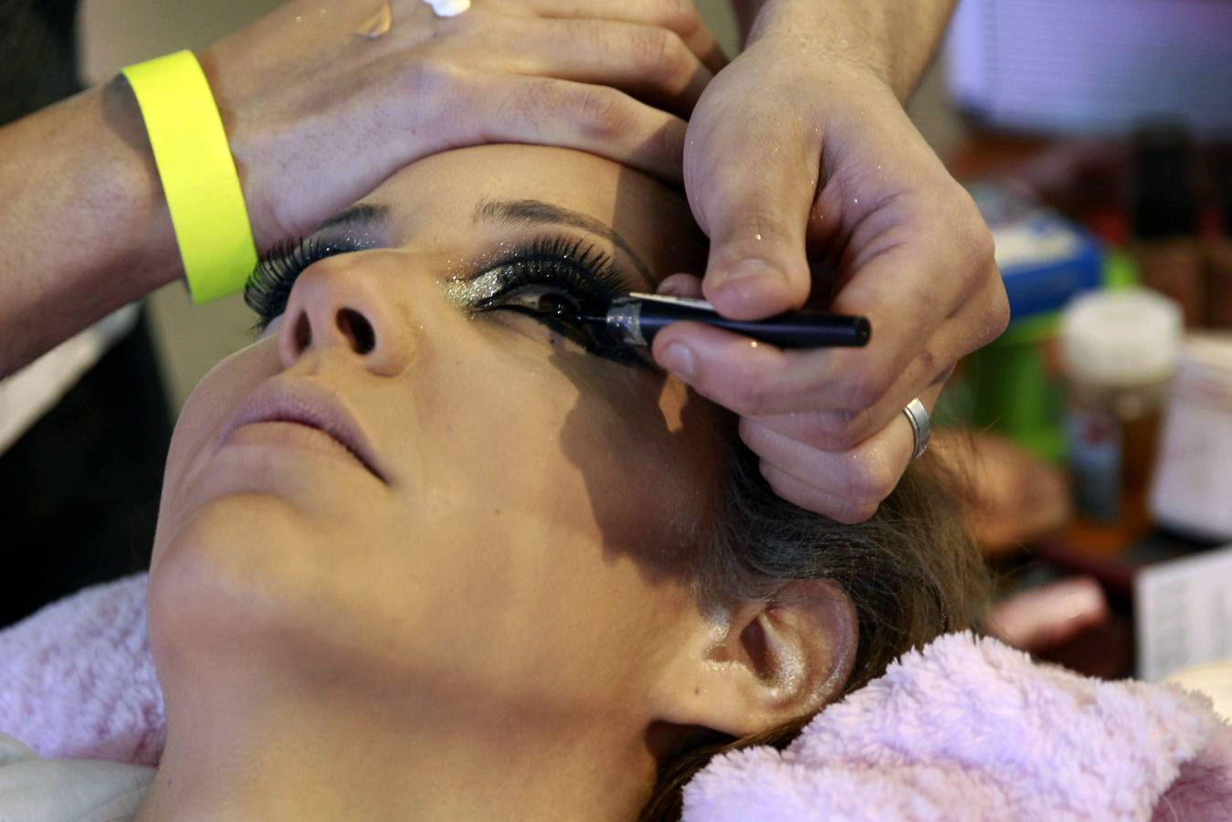 Una de las catorce aspirantes a Reina del Carnaval 2015 de la capital tinerfeña es maquillada antes de comenzar la gala de elección de Reina.