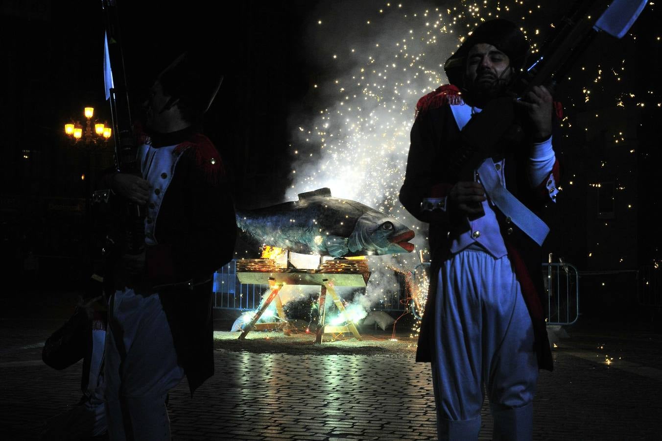 La sardina muere entre las llamas