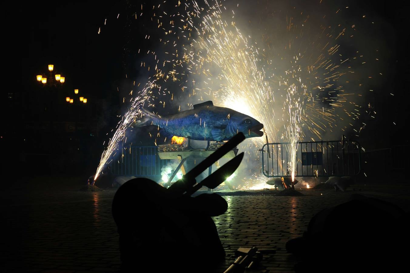 La sardina muere entre las llamas