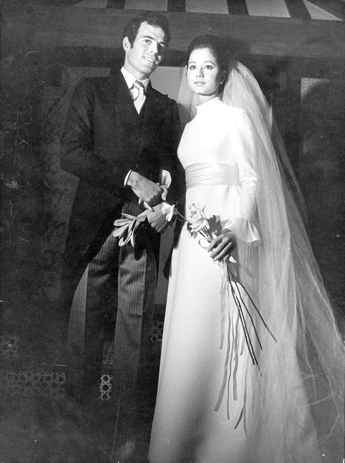 El cantante Julio Iglesias e Isabel Preysler brindan después de contraer matrimonio en Illescas (Toledo) en 1970.