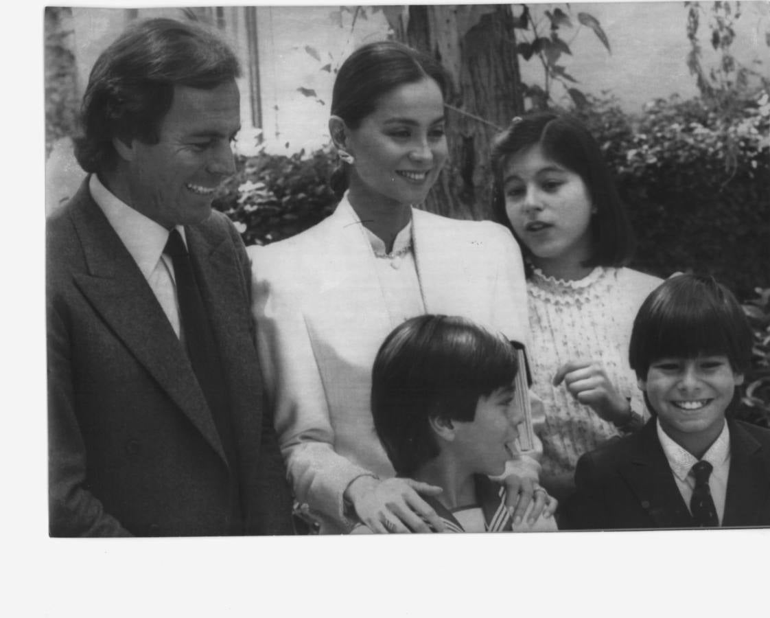 Julio Iglesias acude a la comunión de su hijo Enrique celebrada en 1984