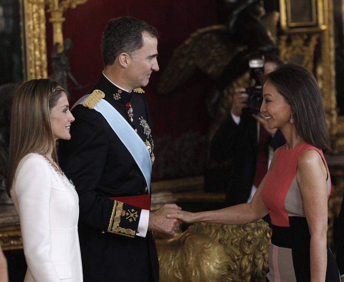 El Rey Felipe V y la reina Letizia saludan a Isabel Preysler durante la recepción ofrecida en el Palacio Real de Madrid tras su proclamación como Reyes de España en 2014