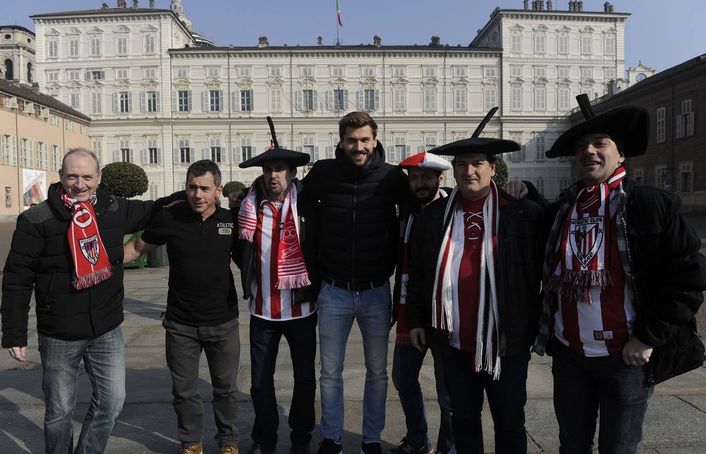 Llorente, con los aficionados del Athletic en Turín