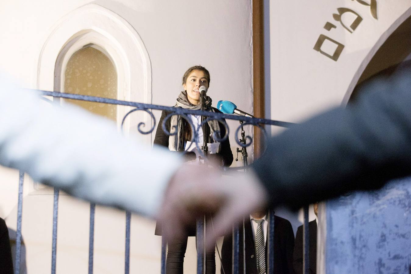 Miles de musulmanes protegen la sinagoga de Oslo