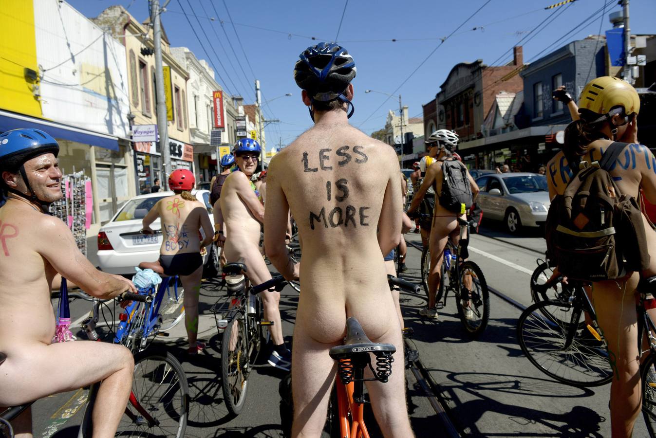 Carrera nudista para denunciar la vulnerabilidad de los ciclistas