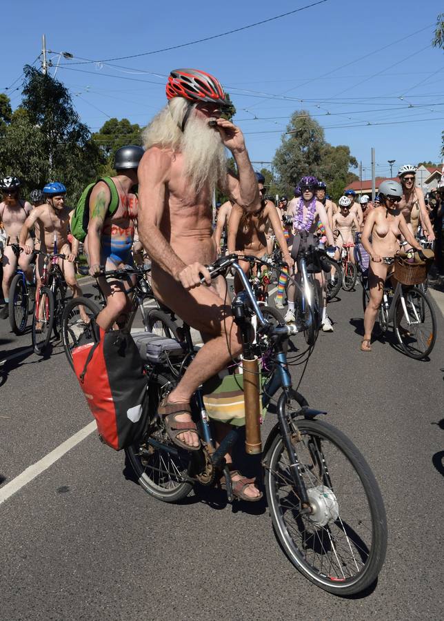 Carrera nudista para denunciar la vulnerabilidad de los ciclistas