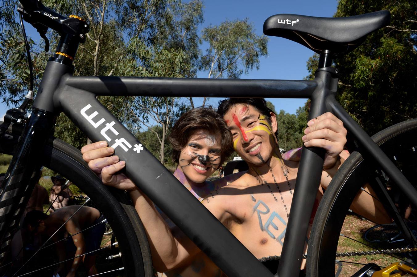 Carrera nudista para denunciar la vulnerabilidad de los ciclistas