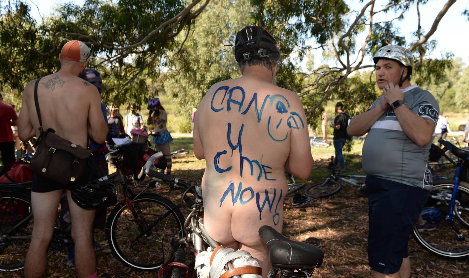 Carrera nudista para denunciar la vulnerabilidad de los ciclistas