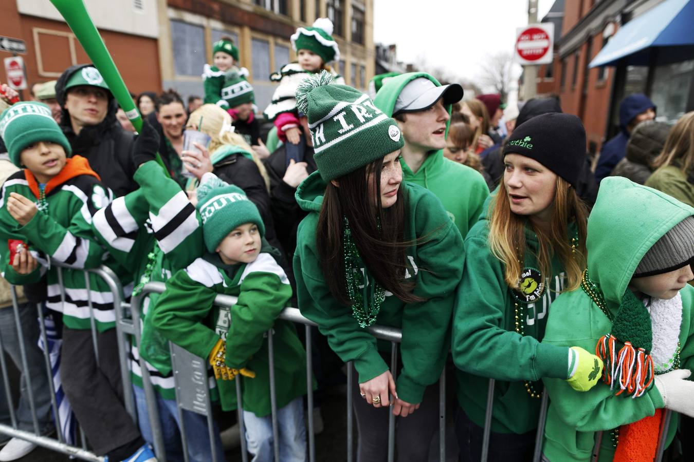 Un grupo de personas asiste al desfile por el Día de San Patricio en Boston.