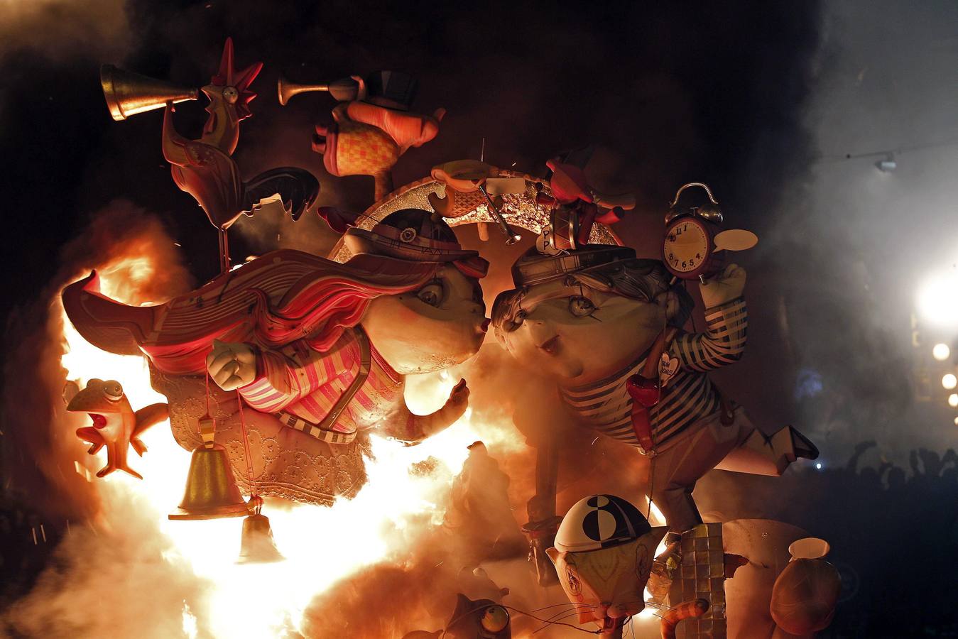 Valencia quema sus Fallas contra el viento y sin rastro del &#039;caloret&#039;