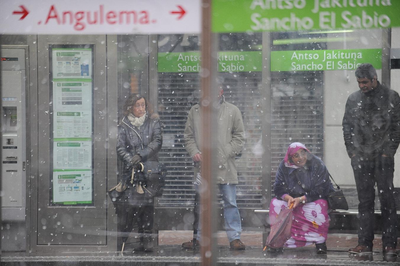 Vitoria saluda la primavera con una inesperada nevada