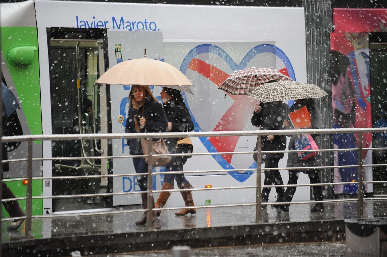 Vitoria saluda la primavera con una inesperada nevada