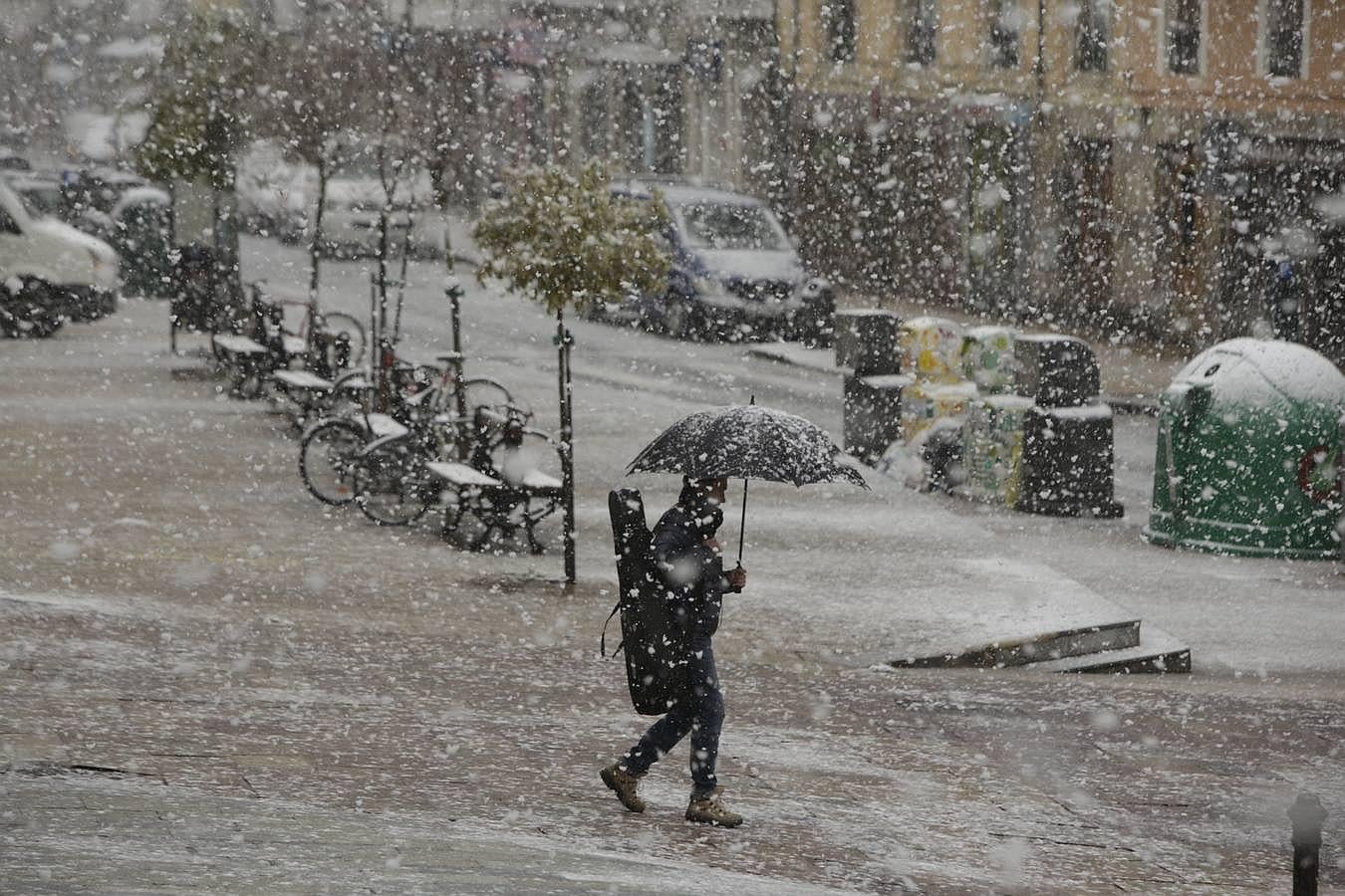 Vitoria saluda la primavera con una inesperada nevada