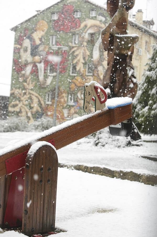 Vitoria saluda la primavera con una inesperada nevada